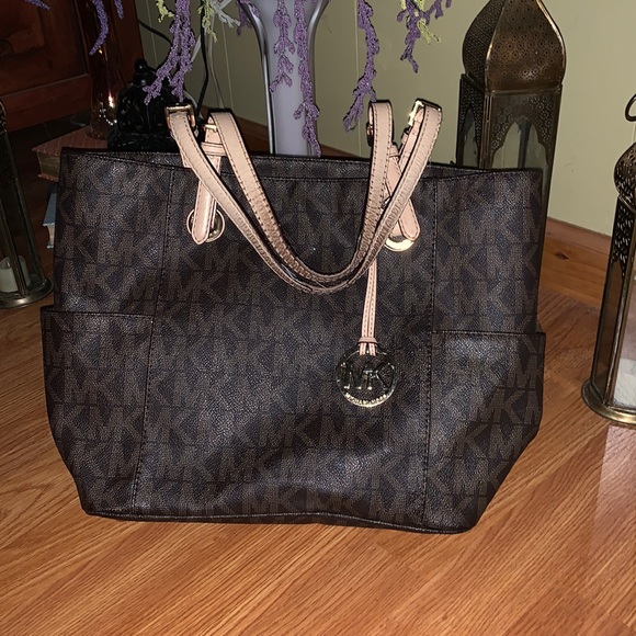 Michael Kors Handbags - 🚨SOLD ELSEWHERE!🚨Michael Kors “MK” Logo Tag Bag